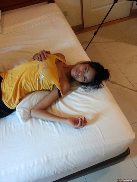 Slim Filipina girl Jennifer bares her big tits prior to giving a BJ in motel | Фото 3