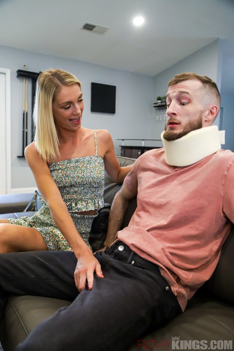 UK blonde Payton Avery seduces a man while he's wearing a neck brace | Фото 3