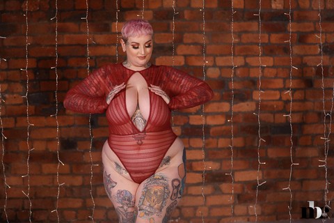 Fatty babe Galda Lou strips off her sexy lingerie & flaunts tattooed hot body | Фото 1