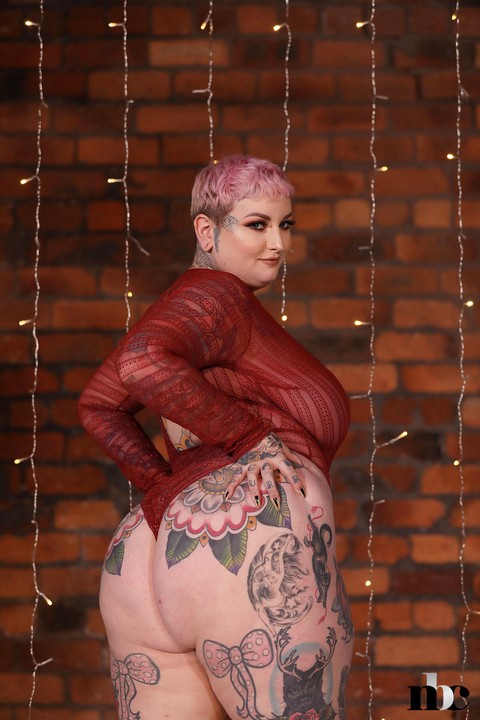 Fatty babe Galda Lou strips off her sexy lingerie & flaunts tattooed hot body | Фото 6