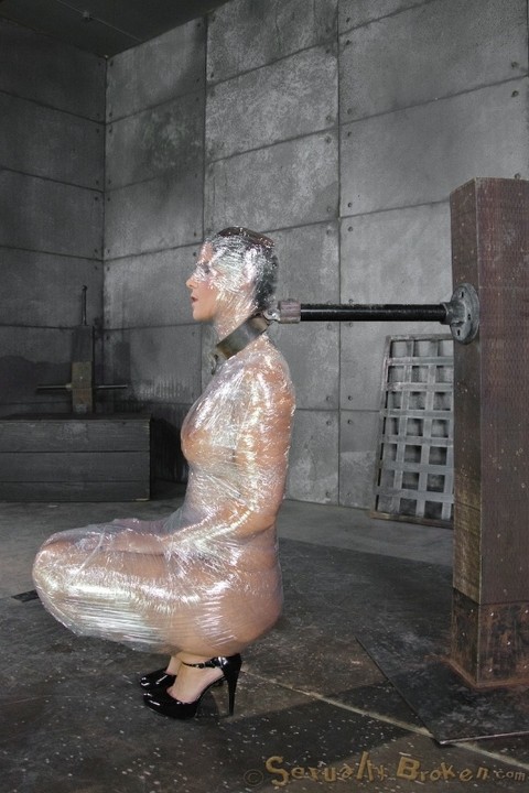 MILF Syren De Mer is wrapped up in saran wrap before being face fucked | Фото 4