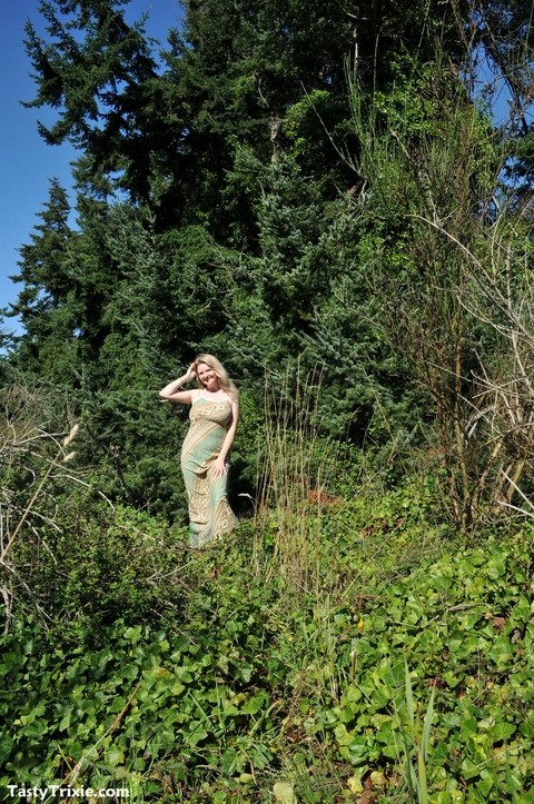 Mature amateur Tasty Trixie uncovers big naturals afore softwood trees | Фото 1