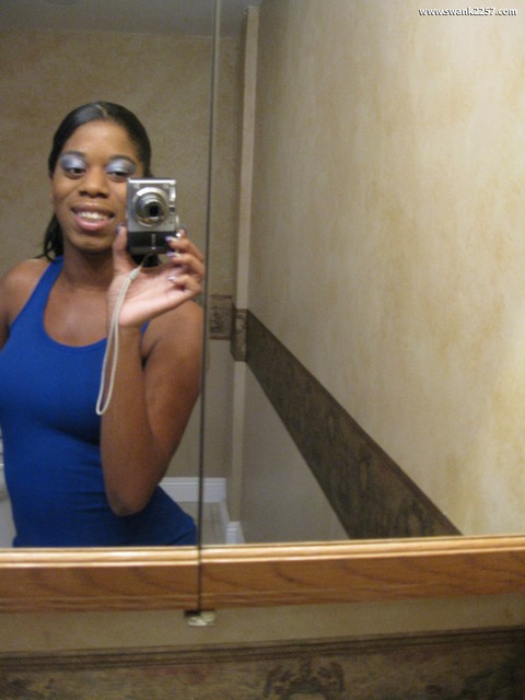 Ebony amateur takes nude selfies in a bathroom mirror during solo action | Фото 2