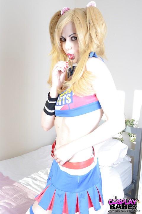 Blonde cosplay cutie Tina Fay masturbating shaved vagina with lollipop | Фото 4