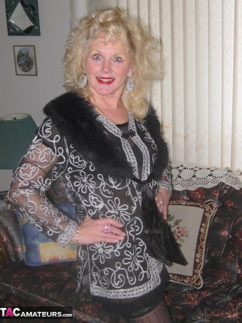 Amateur woman with curly blonde hair masturbates in sexy stockings and boots | Фото 2