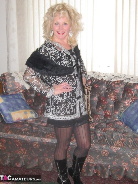 Amateur woman with curly blonde hair masturbates in sexy stockings and boots | Фото 3
