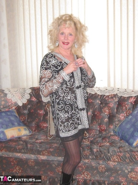 Amateur woman with curly blonde hair masturbates in sexy stockings and boots | Фото 4