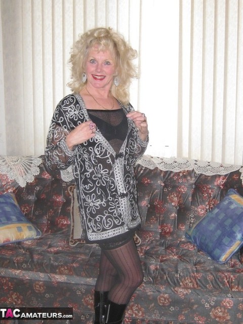 Amateur woman with curly blonde hair masturbates in sexy stockings and boots | Фото 5