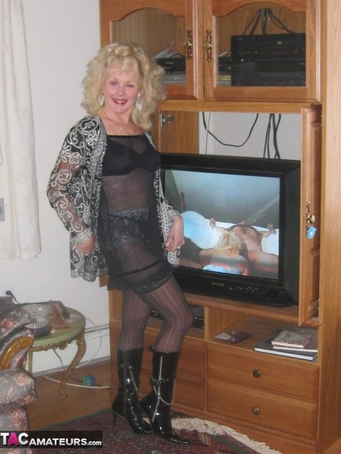 Amateur woman with curly blonde hair masturbates in sexy stockings and boots | Фото 6