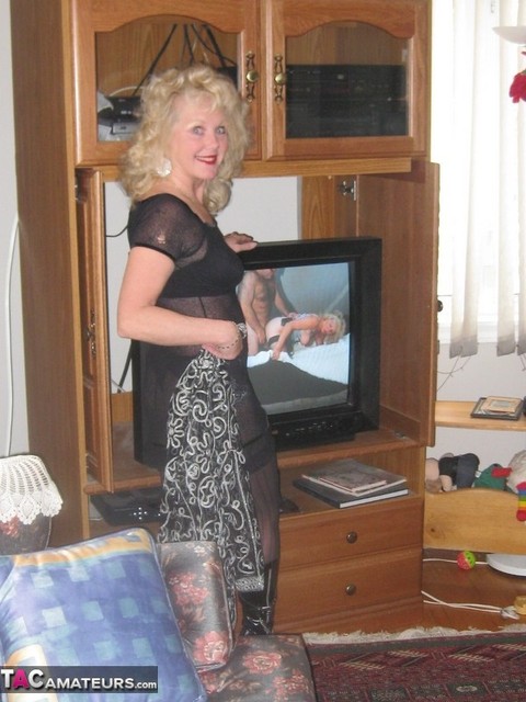 Amateur woman with curly blonde hair masturbates in sexy stockings and boots | Фото 7
