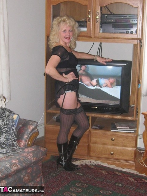 Amateur woman with curly blonde hair masturbates in sexy stockings and boots | Фото 8