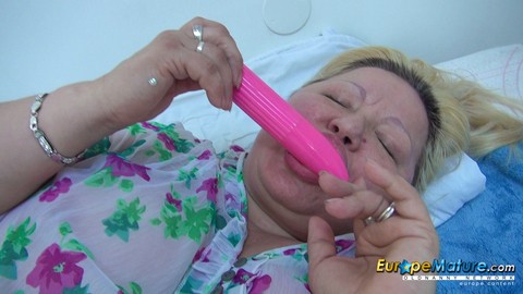 Chubby granny Rosa pleasuring her hungry pussy with a pink dildo up close | Фото 9