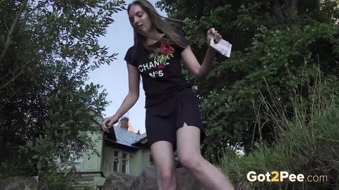 Caucasian girl Vika squats for a piss not too far from a big house | Фото 14