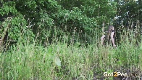 Caucasian girl Vika squats for a piss not too far from a big house | Фото 15