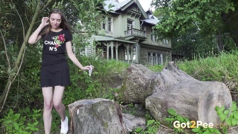 Caucasian girl Vika squats for a piss not too far from a big house | Фото 3