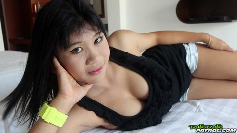 Thai first timer Jang has a firm breast fondled before showing her tight slit | Фото 1