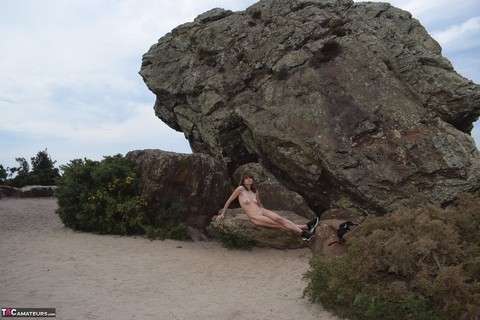 Amateur chick poses totally nude in running shoes near huge boulders | Фото 6