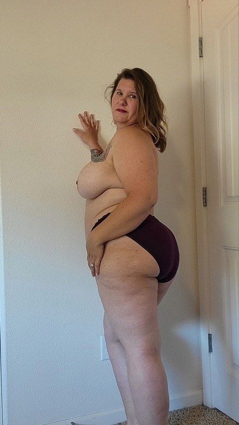 Obese amateur Busty Kris Ann strips down to her high-heeled shoes | Фото 12