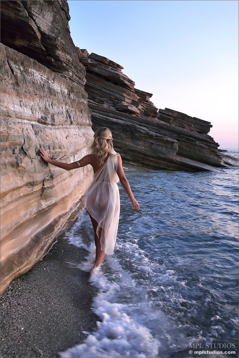 Blonde glamour model wades into the ocean while wearing a toga | Фото 8