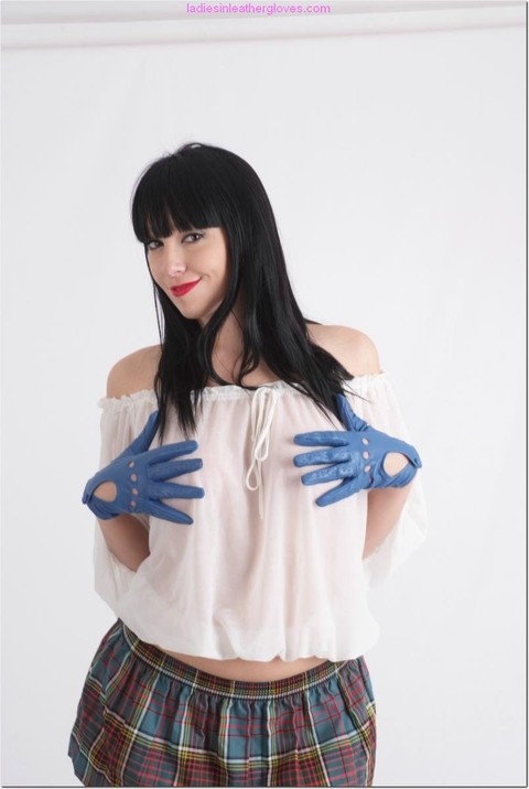 Dark haired girl Sammi Jo exposes her nice tits in leather gloves and a skirt | Фото 10