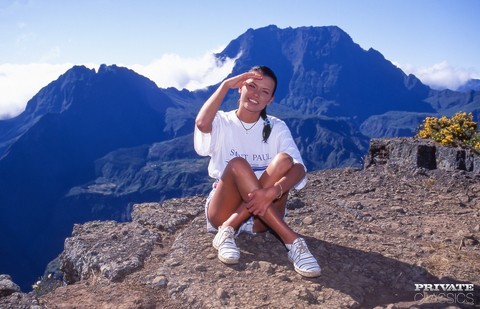 Dark-haired chick Tania Russof gets gangbanged by tourists up in the mountains | Фото 1