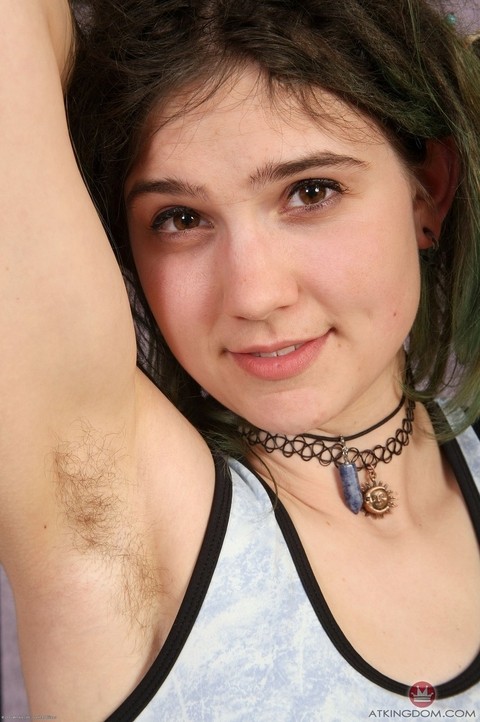 Hot amateur pornstar Aislynn showing off her excessively hairy pussy & armpits | Фото 1