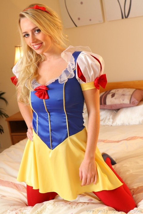 Stunning mom in Snow White costume Holly Gibbons undresses and shows her tits | Фото 3