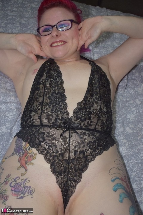 Tattooed amateur Mollie Foxxx models black lingerie with her glasses on | Фото 13