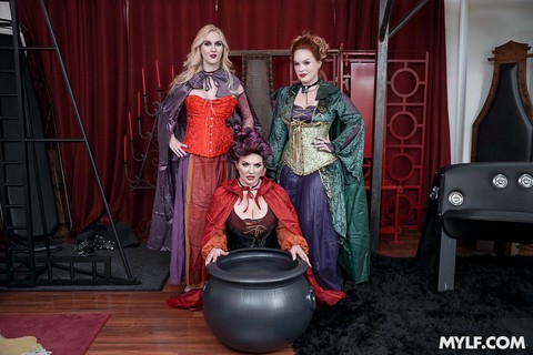 Witchy MILF beauties have a with a male slave in a Hocus Pocus parody foursome | Фото 2