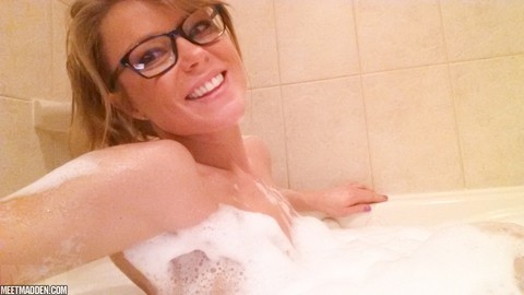 Amateur girl Meet Madden shows her painted toenails while taking a bath | Фото 5