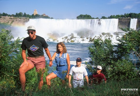 Horny chick Pam Lee gets double fucked in the bushes near Niagara Falls | Фото 3