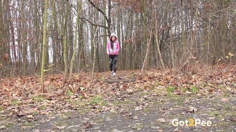 White girl Lara Fox takes a piss while out for a walk on a chilly day | Фото 1