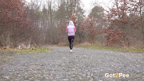 White girl Lara Fox takes a piss while out for a walk on a chilly day | Фото 15