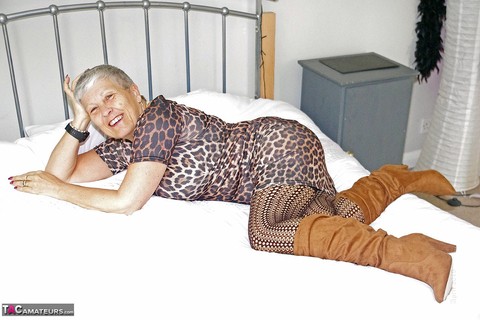 Old woman Savana doffs an animal print dress to pose nude in stockings & boots | Фото 3