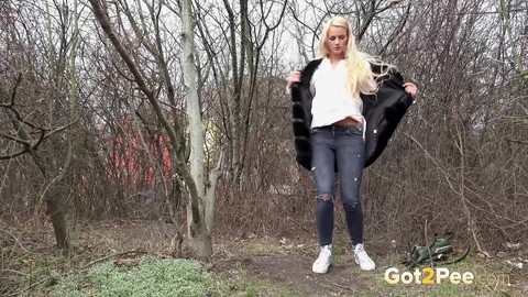 Blonde girl Katy Sky pulls down ripped jeans near leafless trees for a piss | Фото 1