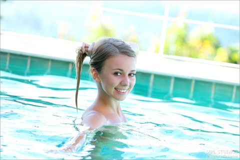 Sweet young cutie showing off her wet booty and small boobs in the pool | Фото 10