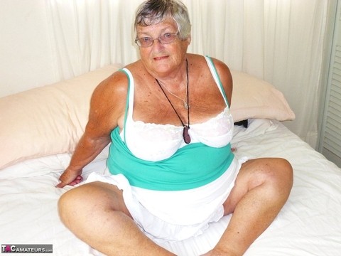 Fat granny with short hair and a huge belly sticks a dildo in her pussy | Фото 4