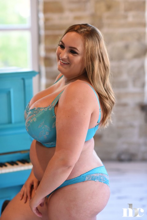 Adorable BBW Sara Willis lets out her massive breasts and flaunts her fat ass | Фото 1