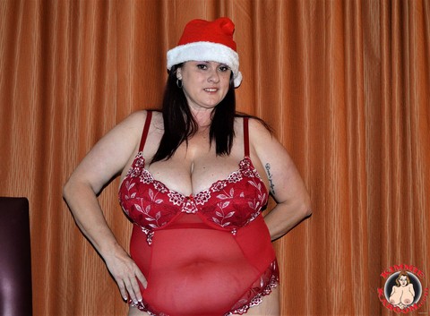 Horny mom with monster boobs Kimmie Kaboom reveals her curves in a Xmas cap | Фото 8