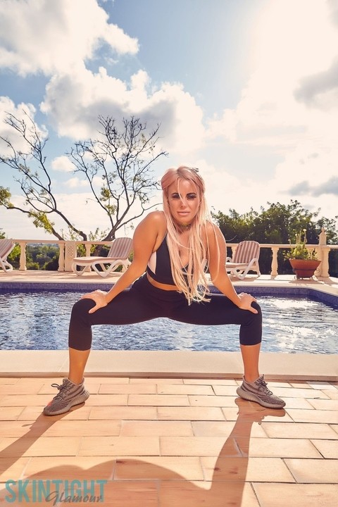 Blonde fitness model Blaise Boal bares her great tits while doing yoga | Фото 1