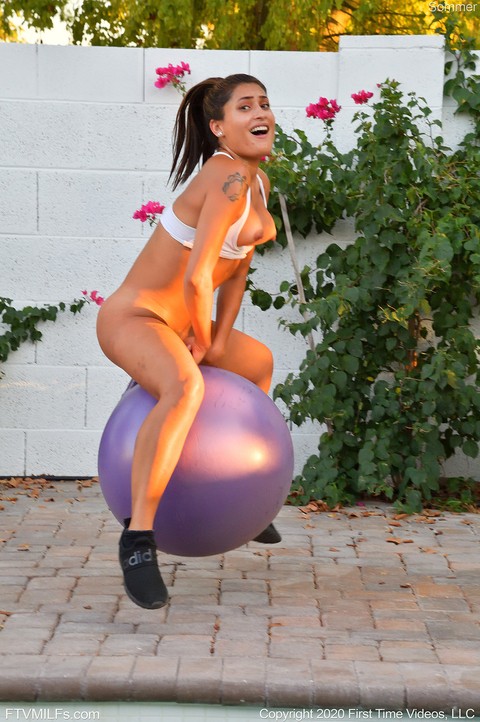 Fit amateur Sommer rides a bouncy dildo ball after exercising on a patio | Фото 14