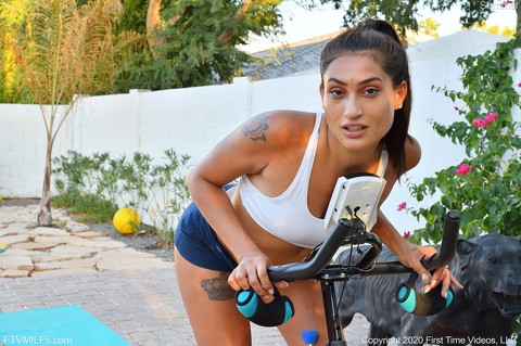 Fit amateur Sommer rides a bouncy dildo ball after exercising on a patio | Фото 4