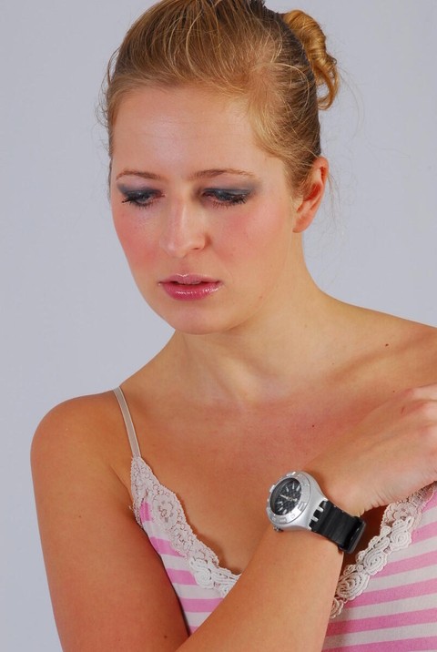 Amateur model Anna displays her Swatch Scuba watch while fully clothed | Фото 1