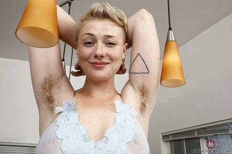 Short-haired babe Dakota Rose proudly exposes her hairy armpits & furry crotch | Фото 2