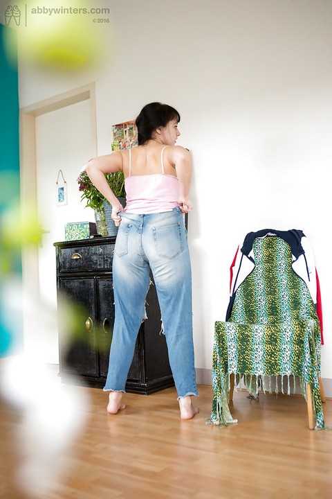 Chubby European amateur Ekaterina dressing herself in ripped blue jeans | Фото 11