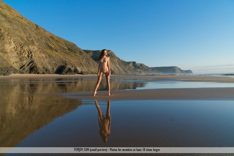 Beautiful girl Lauren wanders a mud flat at low tide without any clothes on | Фото 11