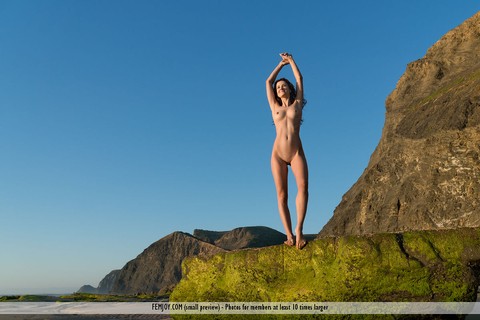 Beautiful girl Lauren wanders a mud flat at low tide without any clothes on | Фото 14