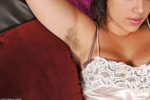 Overweight Latina amateur Gem showing off furry armpits before sex | Фото 2