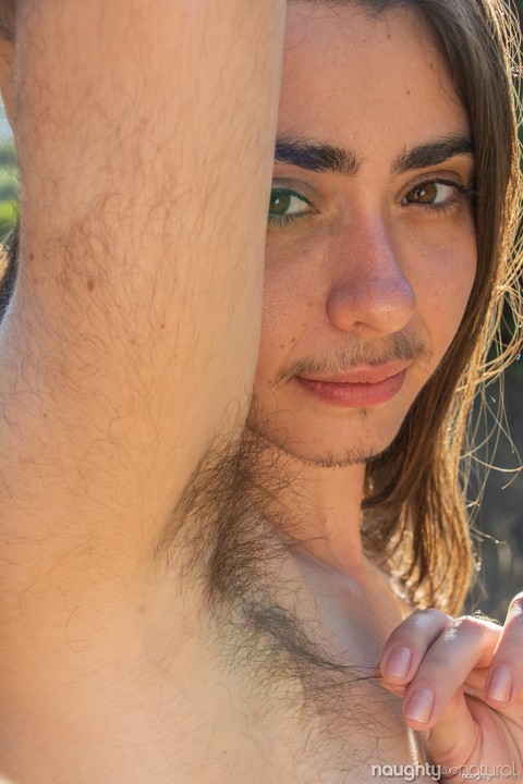 Brunette Kisa Fae undresses in a field and shows off her super hairy body | Фото 14