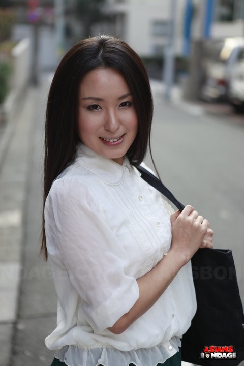 Japanese schoolgirl Anna Sakura pauses in the street to flaunt her hot beauty | Фото 11